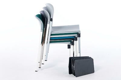 Flexibel einsetzbare Sitzpolsterstühle mit abnehmbarem Schreibbrett